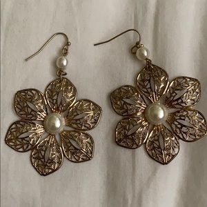 Flower dangle earrings